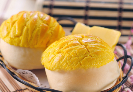 L bao. Pineapple bun.