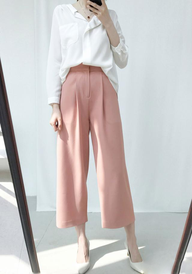 肉粉色阔腿裤搭配什么颜色上衣最好看？如何穿搭阔腿裤？