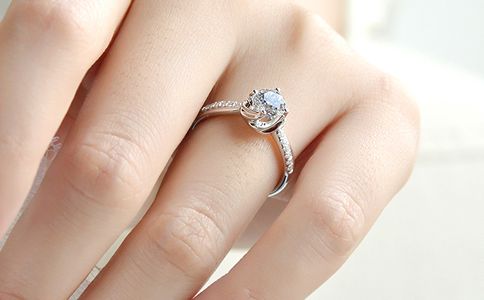 什么样的戒托能显钻石大？钻石戒指如何保值？