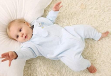 婴儿使用睡袋里面要加衣服吗？分腿睡袋好还是合腿睡袋好?