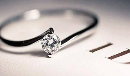 为什么求婚要用钻石戒指？用哪个牌子的钻石戒指比较好？