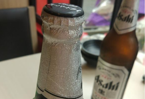 啤酒盖上为什么要包一圈铝箔纸?铝箔纸有什么效果?