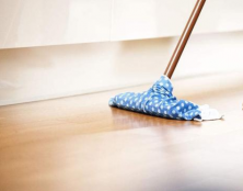 扫地板砖用什么扫帚好用？日常打扫如何清理地板污迹？