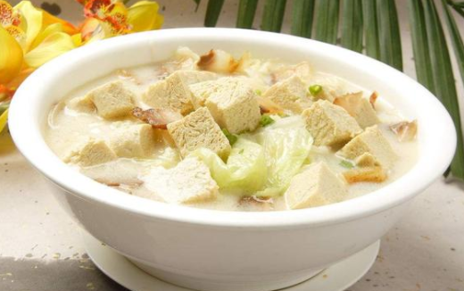 冻豆腐怎么吃才好吃?经典菜式白菜炖冻豆腐的做法?
