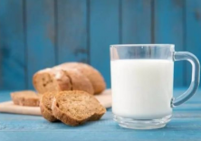 早餐选择脱脂牛奶还是全脂牛奶？哪种适合身体虚弱饮用？