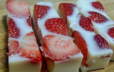 制作草莓奶冻用什么牛奶？喜欢吃甜可以添加白砂糖吗？