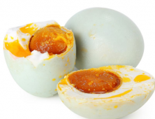10斤鸭蛋放多少盐腌制合适？安利翻沙流油咸鸭蛋的做法